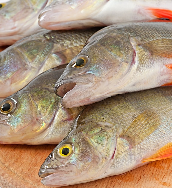 Peixe cru em uma placa de corte isolada