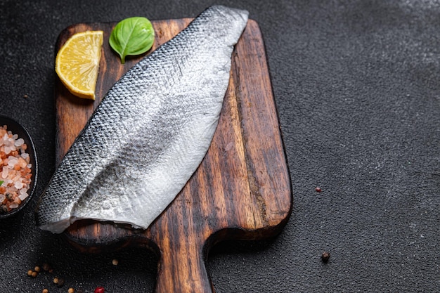 peixe cru filé de robalo lanche de frutos do mar na mesa cópia espaço fundo de comida