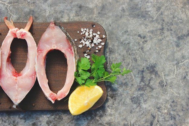 Foto peixe cru. foco seletivo. foco seletivo. comida.