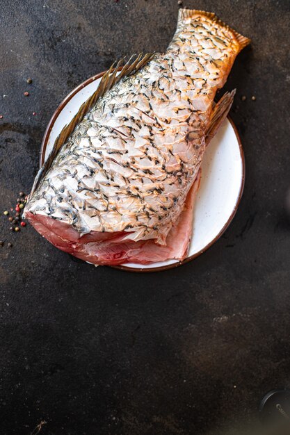 Foto peixe cru fresco carpa peixe branco sem cabeça refeição lanche na mesa cópia espaço comida fundo