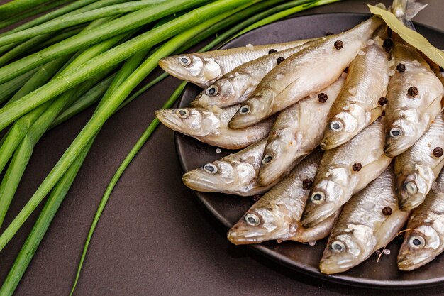 Peixe cru fresco cheirava ou sardinha pronta para cozinhar