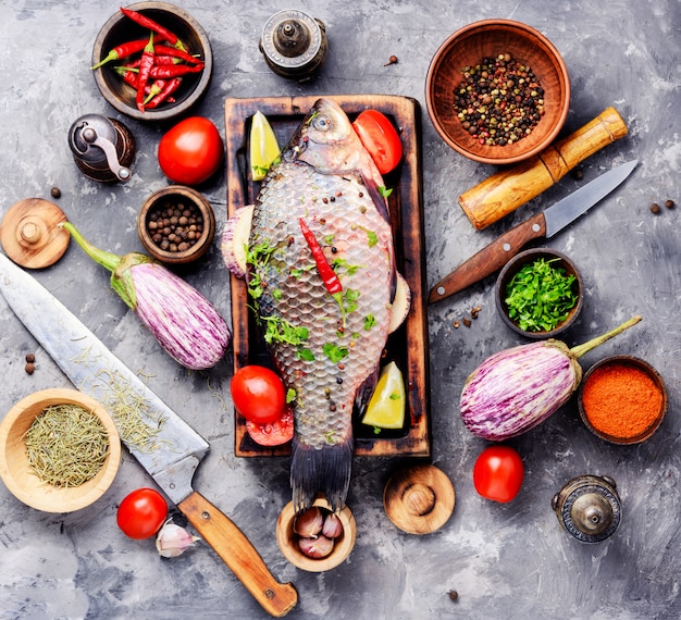 Peixe cru fresco e ingredientes alimentares