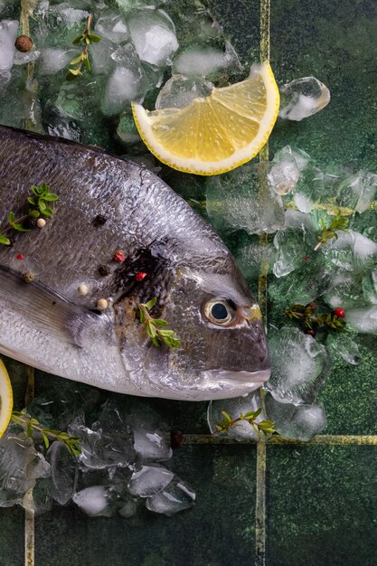 Foto peixe cru no gelo antes de cozinhar