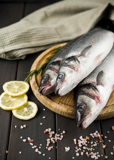 Foto peixe de alto ângulo na tábua de madeira