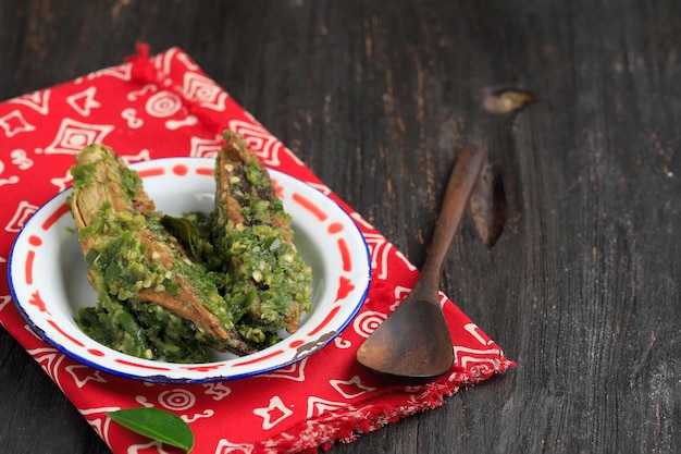 Peixe de atum frito com pimenta verde ou Tongkol Cabe Ijo