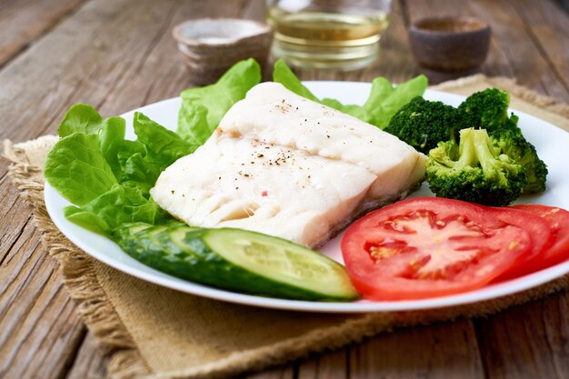 Foto peixe de bacalhau cozido a vapor paleo keto fodmap dieta saudável com vegetais