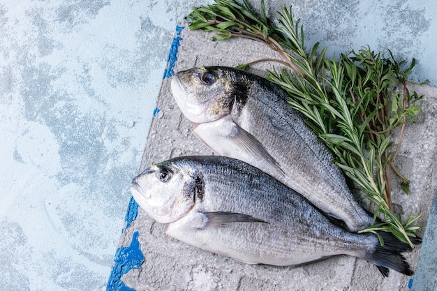 Peixe de brasa cru com ervas