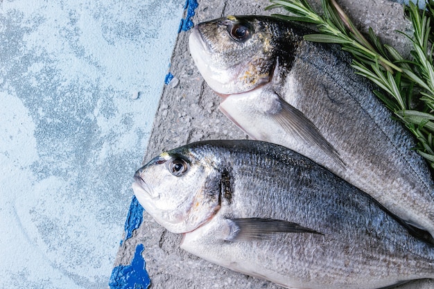 Peixe de brasa cru com ervas