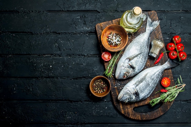 Peixe de mar cru dorado com especiarias e alecrim