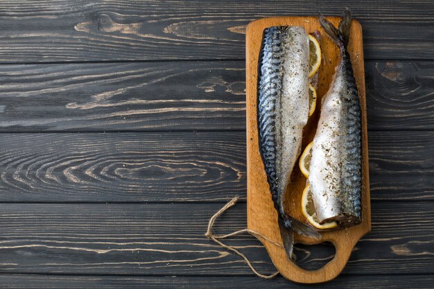 Peixe de mar fresco com limão na mesa