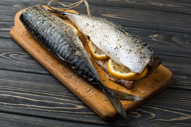 Peixe de mar fresco com limão na mesa