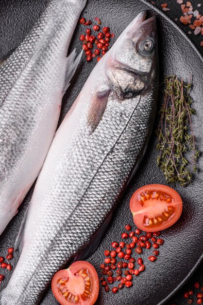 Peixe de mar fresco, cru, com especiarias e ervas salgadas