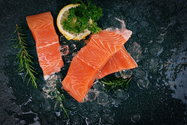 Foto peixe de salmão fresco, filé de salmão cru com ervas e especiarias de alecrim de limão