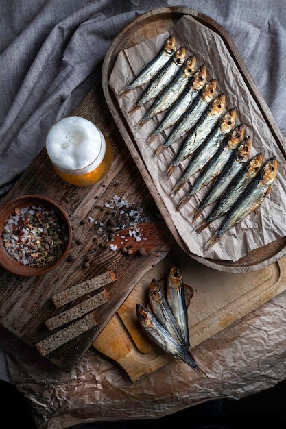 Foto peixe defumado a frio em uma velha tábua de madeira com especiarias