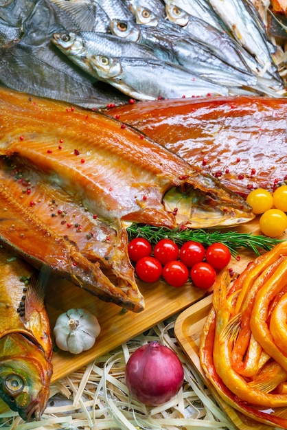 Peixe defumado. Venda de frutos do mar em um supermercado. Deliciosa iguaria de peixe para uma mesa festiva.