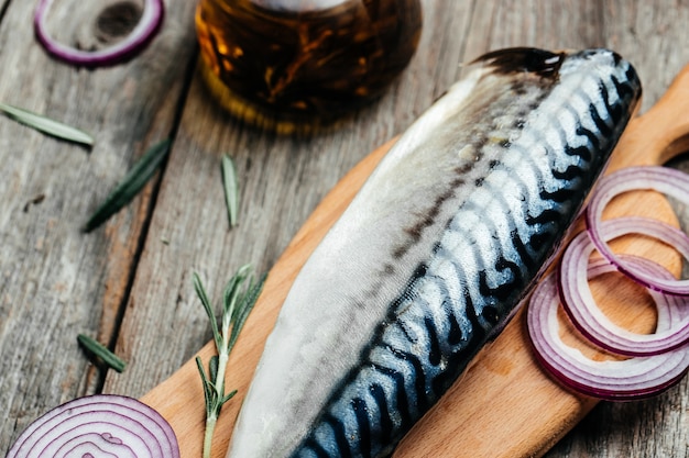 Peixe delicioso cavala com cebola em fundo de madeira. menu do restaurante, dieta, receita do livro de receitas.