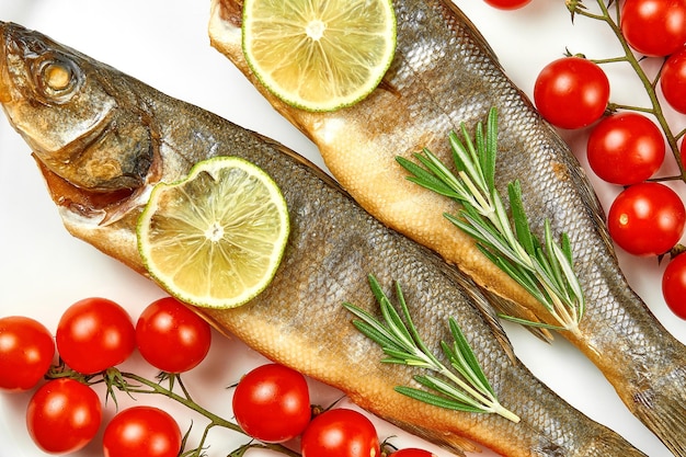 Peixe do mar defumado em um prato branco sobre um fundo branco Foco seletivo de closeup