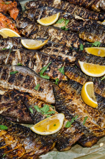 Peixe do mar grelhado com limões e hortaliças