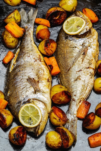 Peixe Dorado assado com legumes