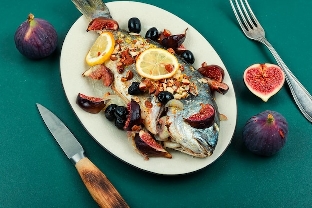 Peixe dorado ou dorada inteiro grelhado ou assado com amêndoas e figos Receita de outono