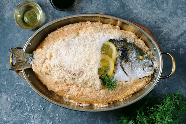 Peixe dourado assado em sal grosso misturado com clara de ovo