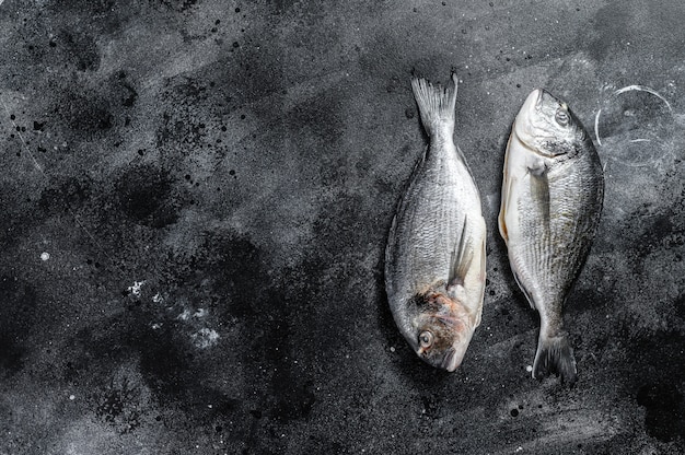 Peixe dourado em uma mesa preta