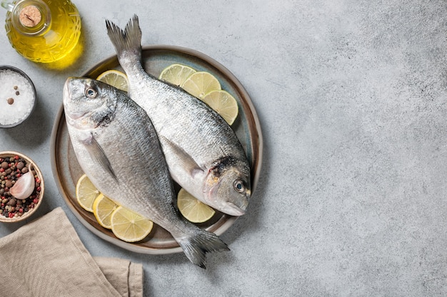 Peixe dourado fresco e temperos para cozinhar refeições