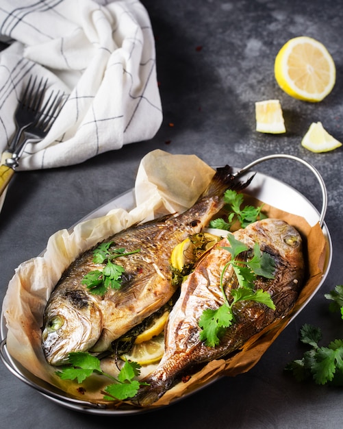 Peixe dourado grelhado com salsa e limão