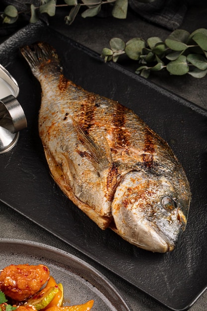 Peixe dourado grelhado gourmet