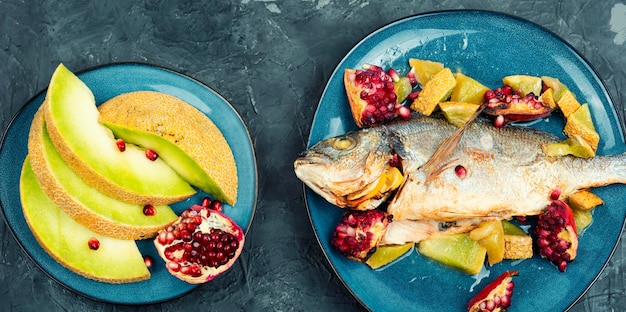 Peixe dourado preparado com melão