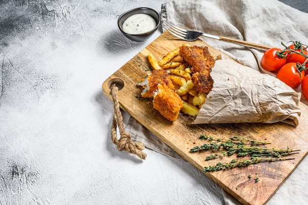 Peixe e batata frita com molho tártaro