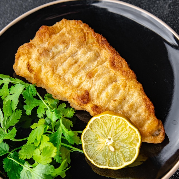 peixe e batatas fritas batatas fritas fast food comida para viagem refeição lanche na mesa copie o espaço