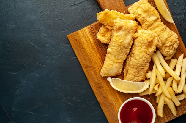 peixe e batatas fritas com batatas fritas, sobre um fundo de pedra com espaço de cópia para o seu texto