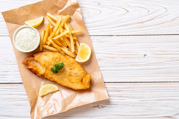 Peixe e batatas fritas com batatas fritas