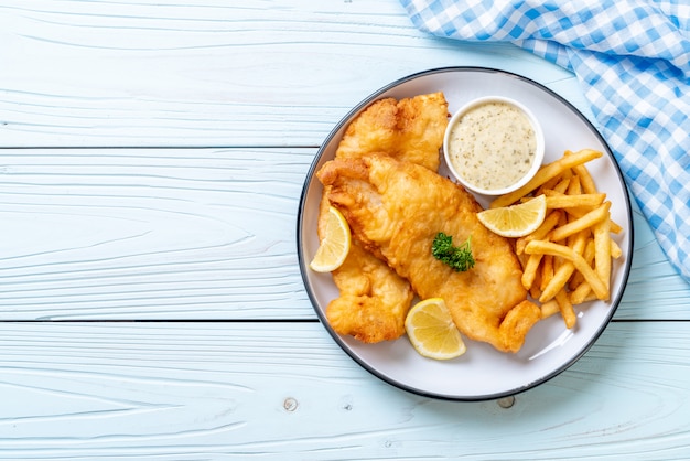 Peixe e batatas fritas com batatas fritas