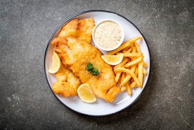 Peixe e batatas fritas com batatas fritas