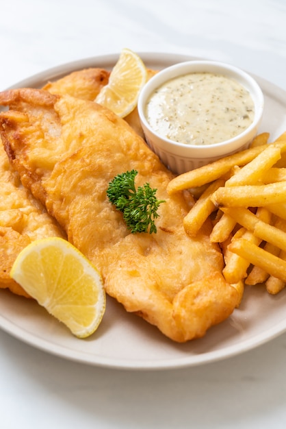 Peixe e batatas fritas com batatas fritas