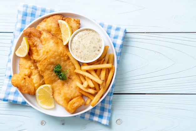 Peixe e batatas fritas com batatas fritas