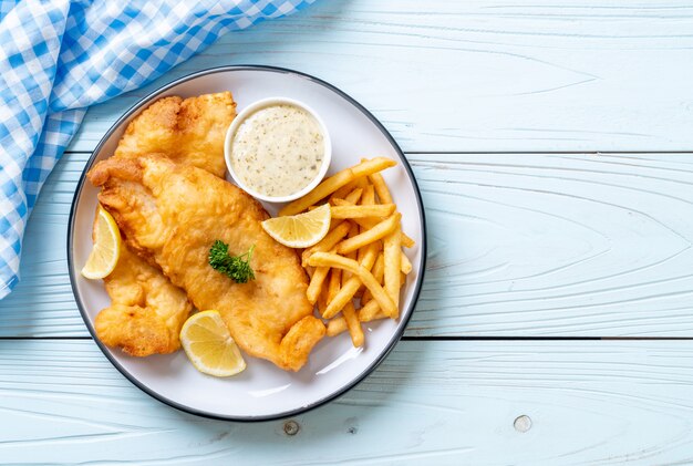 Peixe e batatas fritas com batatas fritas