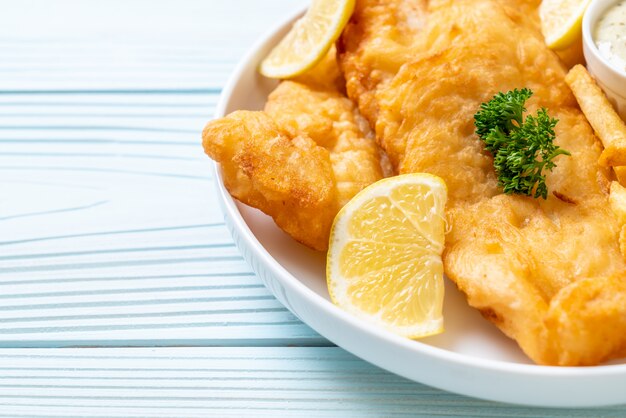 Peixe e batatas fritas com batatas fritas