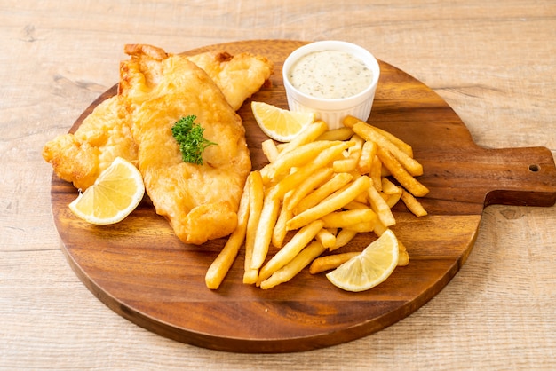 Peixe e batatas fritas com batatas fritas