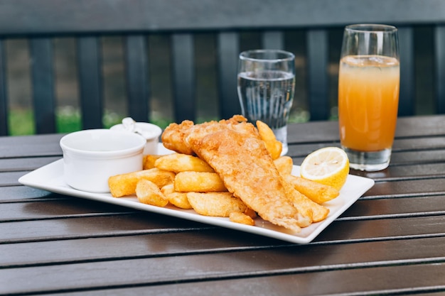 Peixe e batatas fritas com ervilhas