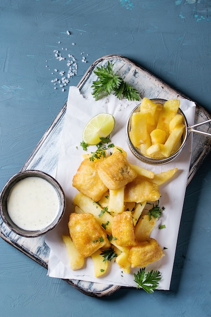 Peixe e batatas fritas com molho