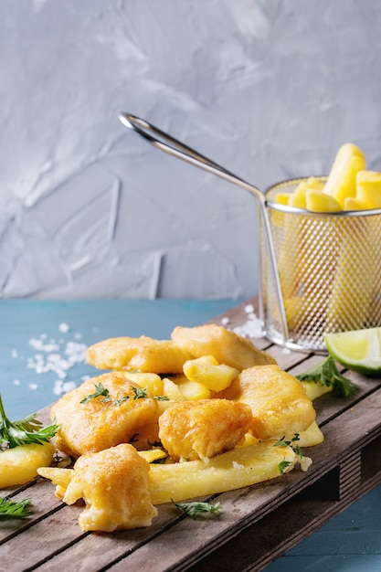 Peixe e batatas fritas com molho