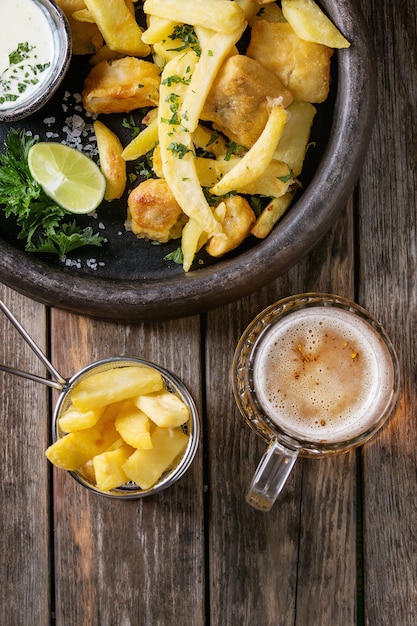 Peixe e batatas fritas com molho