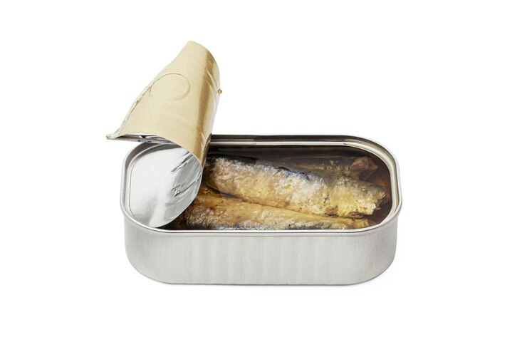 Foto peixe em conserva de sardinha aberto pode isolado em um fundo branco