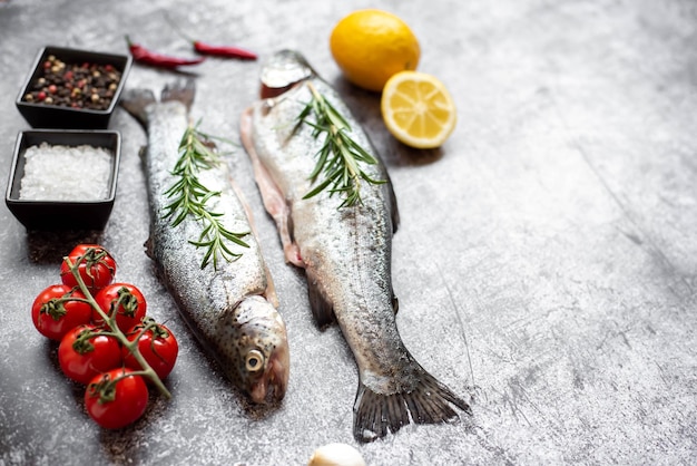 Foto peixe em uma mesa com tomates e limões