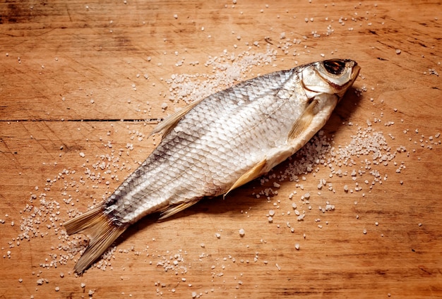 peixe em uma mesa de madeira