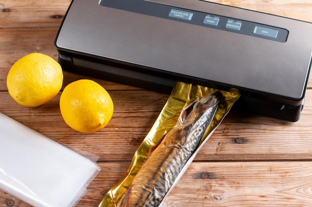 Foto peixe embalado a vácuo na mesa comida a vácuo sousvide cozinha de nova tecnologia