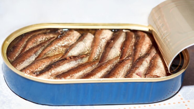 Foto peixe enlatado de alta qualidade em óleo esprato do mar báltico